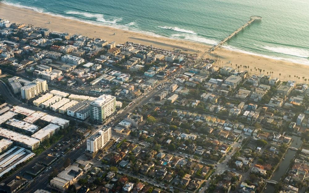 Los Angeles von oben - Sandstrand von Venice Beach in Los Angeles und Ortsansicht von Marina del Rey in Kalifornien, USA