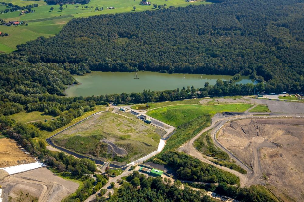 Luftbild Hünxe - Sanierung der aufgeschütteten Mülldeponie mit Blick auf einen See in Hünxe im Bundesland Nordrhein-Westfalen, Deutschland