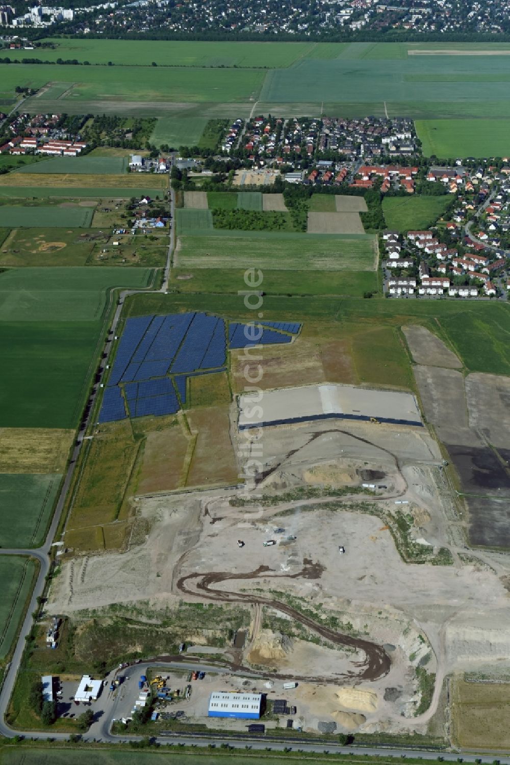 Luftaufnahme Großziethen - Sanierung der aufgeschütteten Mülldeponie Deponie Großziethen in Großziethen im Bundesland Brandenburg, Deutschland