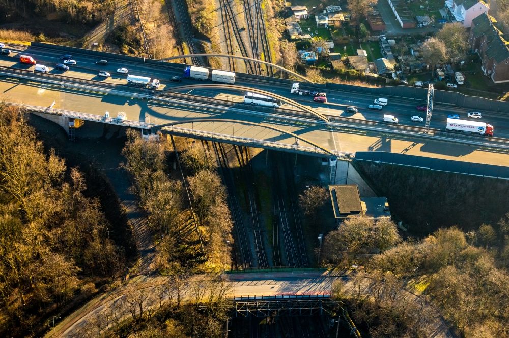 Luftaufnahme Duisburg - Sanierung der Autobahnbrücke Bahnhof Grünstraße an der BAB42 in Duisburg im Bundesland Nordrhein-Westfalen