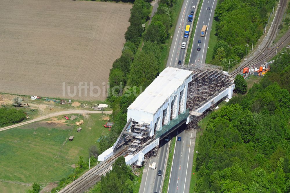 Luftbild Lübeck - Sanierung des Bahn- Brückenbauwerk Über die Bundestraße B75 bei Kücknitz - Dummersdorf in Lübeck im Bundesland Schleswig-Holstein, Deutschland