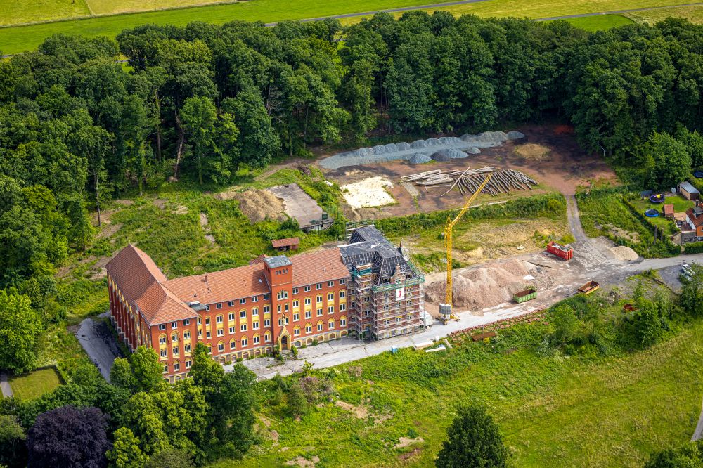 Oeventrop aus der Vogelperspektive: Sanierung des ehemaligen Seniorenheimes Klosterberg in Arnsberg im Bundesland Nordrhein-Westfalen, Deutschland
