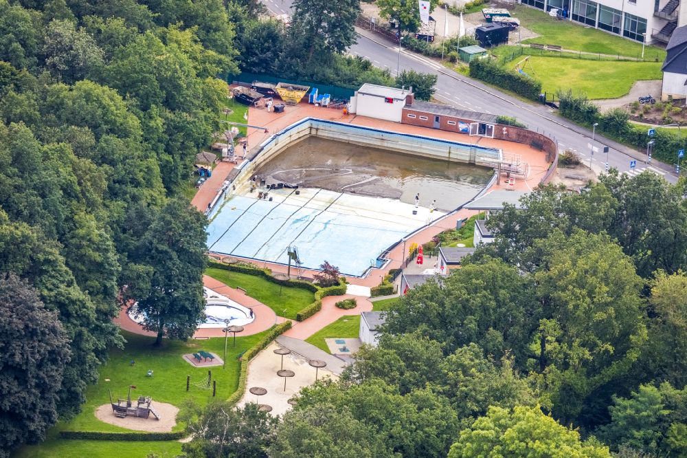 Luftbild Fröndenberg/Ruhr - Sanierung der Freibad- Schwimmbeckenanlagen Freibad Löhnbad nach Überschwemmung in Fröndenberg/Ruhr im Bundesland Nordrhein-Westfalen, Deutschland
