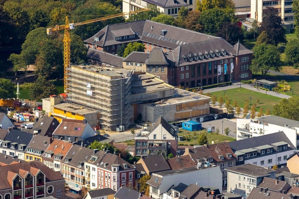 Dinslaken aus der Vogelperspektive: Sanierung Freizeitzentrum - Kino - Gebäude in Dinslaken im Bundesland Nordrhein-Westfalen - NRW, Deutschland
