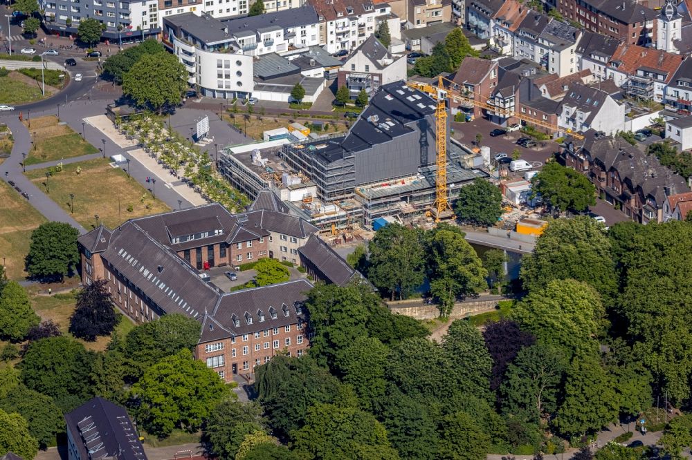 Dinslaken aus der Vogelperspektive: Sanierung Freizeitzentrum - Kino - Gebäude in Dinslaken im Bundesland Nordrhein-Westfalen - NRW, Deutschland