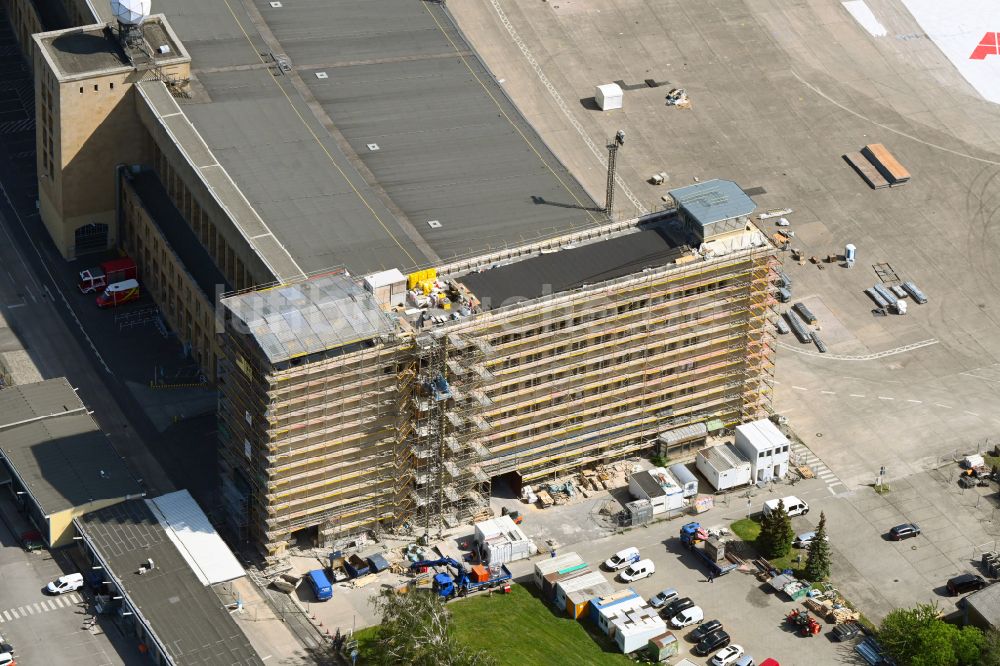 Luftaufnahme Berlin - Sanierung eines Gebäudekomplexes des Baudenkmales Flughafen Tempelhof in Berlin, Deutschland