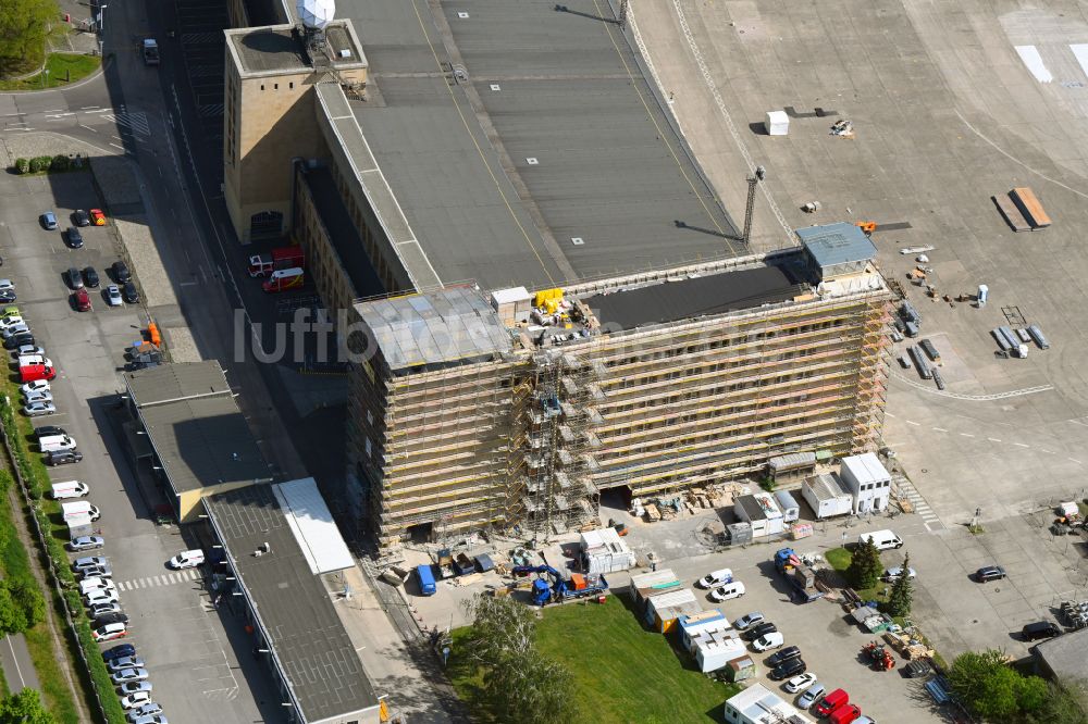 Luftbild Berlin - Sanierung eines Gebäudekomplexes des Baudenkmales Flughafen Tempelhof in Berlin, Deutschland