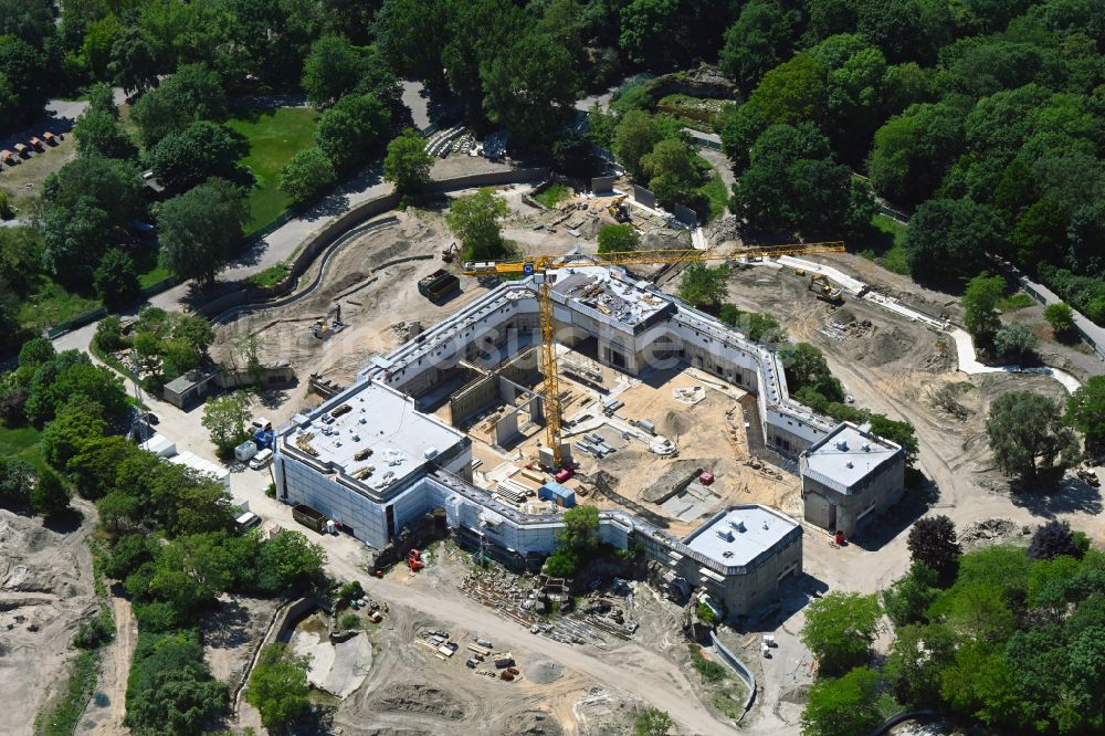 Berlin aus der Vogelperspektive: Sanierung Gebäudekomplex Dickhäuterhaus im Tierpark in Berlin, Deutschland