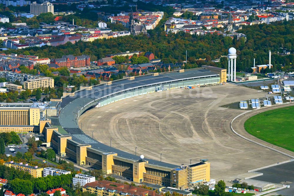 Berlin aus der Vogelperspektive: Sanierung eines Gebäudekomplexes des Baudenkmales Flughafen Tempelhof in Berlin, Deutschland