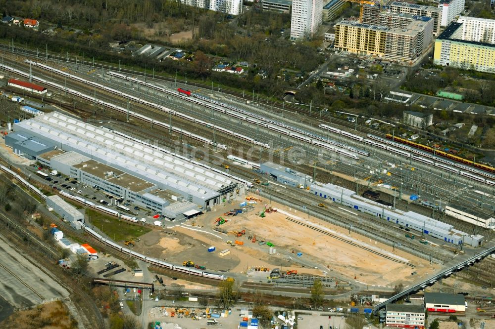 Luftbild Berlin - Sanierung eines Gebäudekomplexes des ICE-Werk Berlin Rummelsburg im Ortsteil Rummelsburg in Berlin, Deutschland