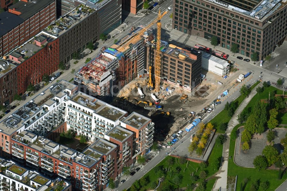 Hamburg aus der Vogelperspektive: Sanierung eines Gebäudekomplexes des Kulturcompagnie an der Shanghaiallee im Ortsteil HafenCity in Hamburg, Deutschland