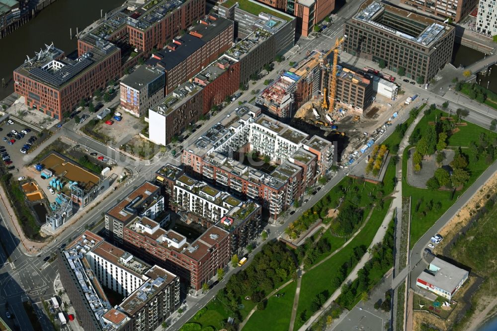 Luftaufnahme Hamburg - Sanierung eines Gebäudekomplexes des Kulturcompagnie an der Shanghaiallee im Ortsteil HafenCity in Hamburg, Deutschland