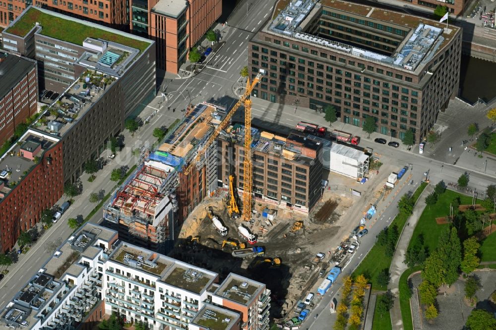 Hamburg von oben - Sanierung eines Gebäudekomplexes des Kulturcompagnie an der Shanghaiallee im Ortsteil HafenCity in Hamburg, Deutschland