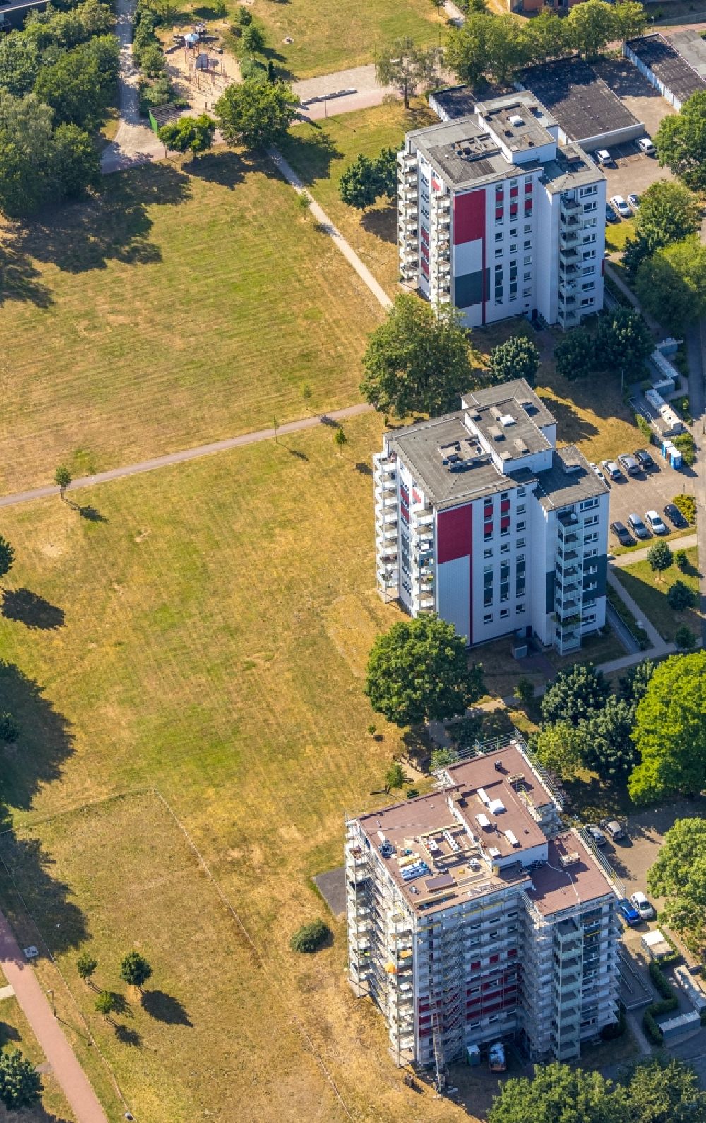 Luftaufnahme Dinslaken - Sanierung eines Gebäudekomplexes einer Mehrfamilienhaussiedlung am Baßfeldshof im Ortsteil Eppinghoven in Dinslaken im Bundesland Nordrhein-Westfalen, Deutschland