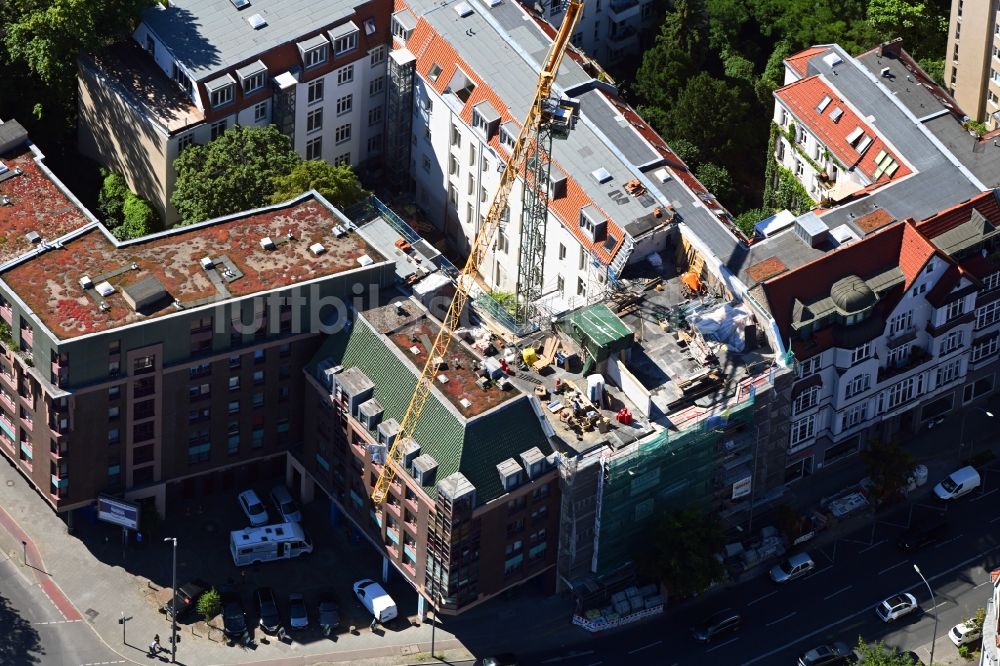Berlin aus der Vogelperspektive: Sanierung eines Gebäudekomplexes mit Neubau eines Dachgeschosses an der Schloßstraße im Ortsteil Steglitz in Berlin, Deutschland