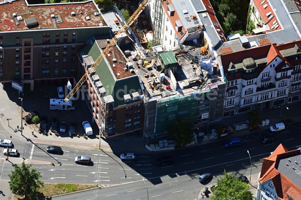 Luftbild Berlin - Sanierung eines Gebäudekomplexes mit Neubau eines Dachgeschosses an der Schloßstraße im Ortsteil Steglitz in Berlin, Deutschland