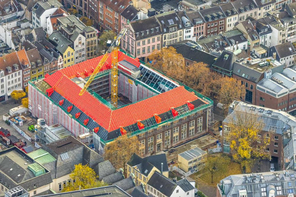 Luftaufnahme Düsseldorf - Sanierung eines Gebäudekomplexes im Ortsteil Altstadt in Düsseldorf im Bundesland Nordrhein-Westfalen, Deutschland