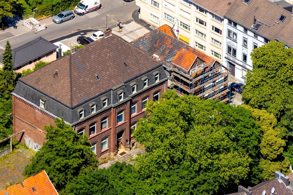 Luftaufnahme Velbert - Sanierung eines Gebäudekomplexes an der Tönisheider Straße Ecke Im Koven im Ortsteil Neviges in Velbert im Bundesland Nordrhein-Westfalen, Deutschland