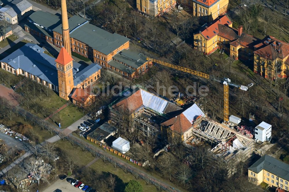 Luftbild Berlin - Sanierung eines Gebäudekomplexes im Wilhelm-Griesinger-Gelände in Berlin, Deutschland