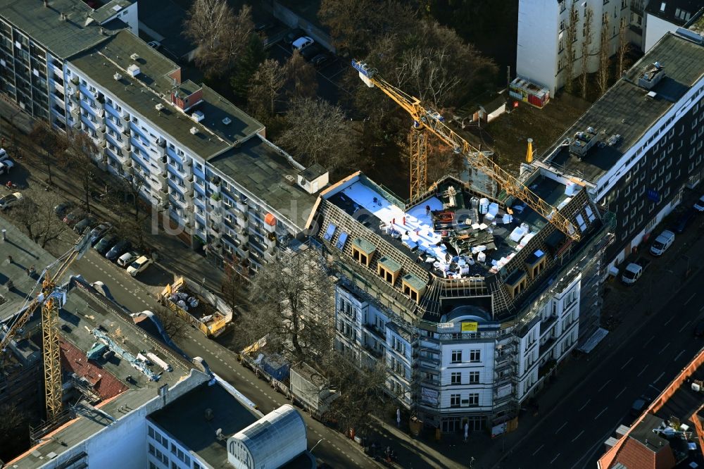Luftaufnahme Berlin - Sanierung eines Gebäudekomplexes eines Wohn- und Geschäftshaus an der Lietzenburger Straße im Ortsteil Charlottenburg in Berlin, Deutschland