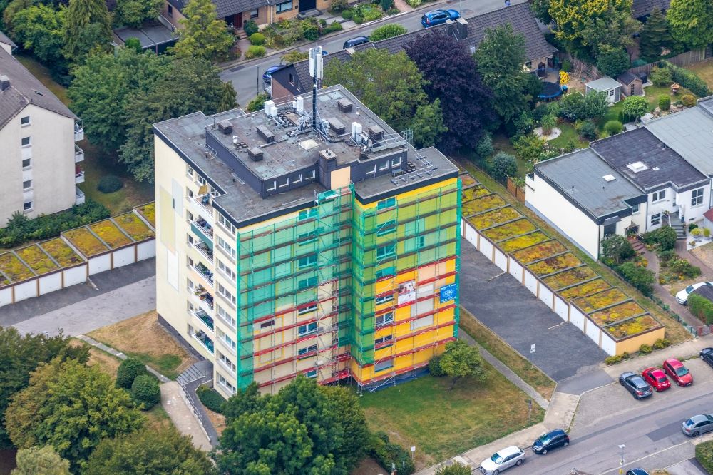 Velbert aus der Vogelperspektive: Sanierung eines Gebäudekomplexes eines Wohnquartiers an der Florastraße im Ortsteil Neviges in Velbert im Bundesland Nordrhein-Westfalen, Deutschland