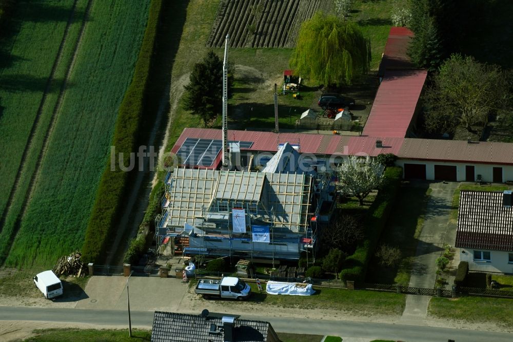 Luftbild Mildenberg - Sanierung eines Gebäudes am Mühlenweg in Mildenberg im Bundesland Brandenburg, Deutschland