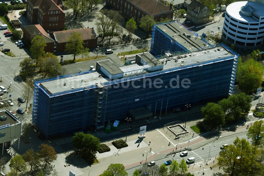 Luftaufnahme Neubrandenburg - Sanierung des Gebäudes - Rathaus - am Friedrich-Engels-Ring in Neubrandenburg im Bundesland Mecklenburg-Vorpommern, Deutschland