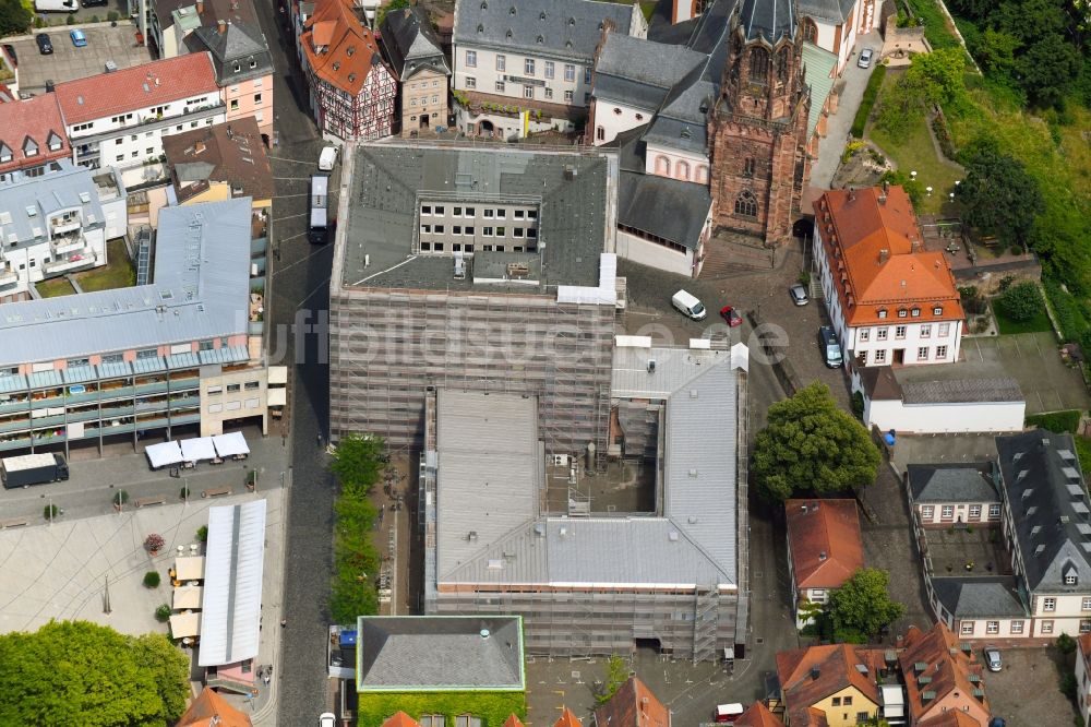 Luftaufnahme Aschaffenburg - Sanierung des Gebäudes der Stadtverwaltung - Rathaus an der Dalbergstraße im Ortsteil Innenstadt in Aschaffenburg im Bundesland Bayern, Deutschland