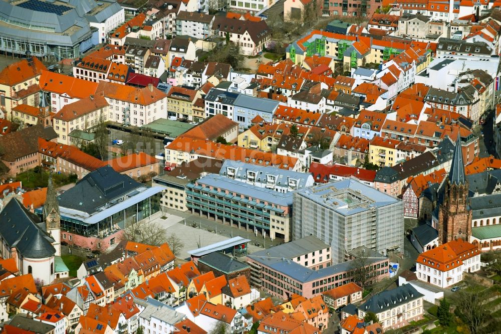Luftbild Aschaffenburg - Sanierung des Gebäudes der Stadtverwaltung - Rathaus an der Dalbergstraße im Ortsteil Innenstadt in Aschaffenburg im Bundesland Bayern, Deutschland