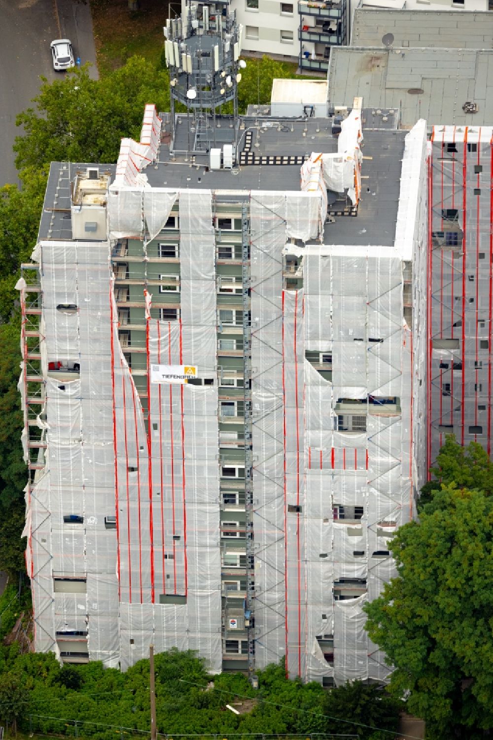 Dortmund von oben - Sanierung Hochhaus- Gebäude im Wohngebiet an der Bürgerstraße in Dortmund im Bundesland Nordrhein-Westfalen, Deutschland