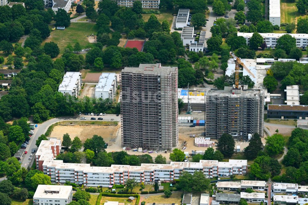 Wolfsburg von oben - Sanierung Hochhaus- Gebäude im Wohngebiet Don Camillo & Peppone in Wolfsburg im Bundesland Niedersachsen, Deutschland