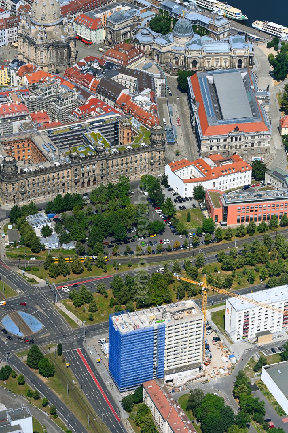 Luftaufnahme Dresden - Sanierung Hochhaus- Gebäude im Wohngebiet Pirnaischer Platz in Dresden im Bundesland Sachsen, Deutschland