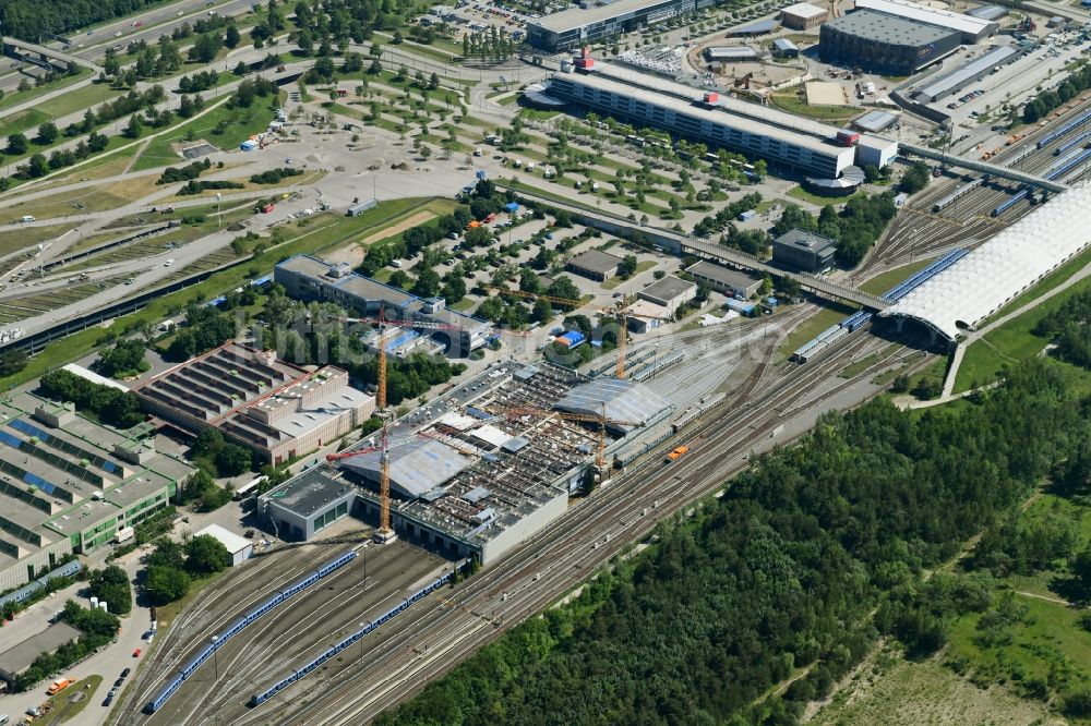 München von oben - Sanierung der Instandhaltungswerkstatt und Ausbesserungswerk für Zug- Waggons in München im Bundesland Bayern, Deutschland