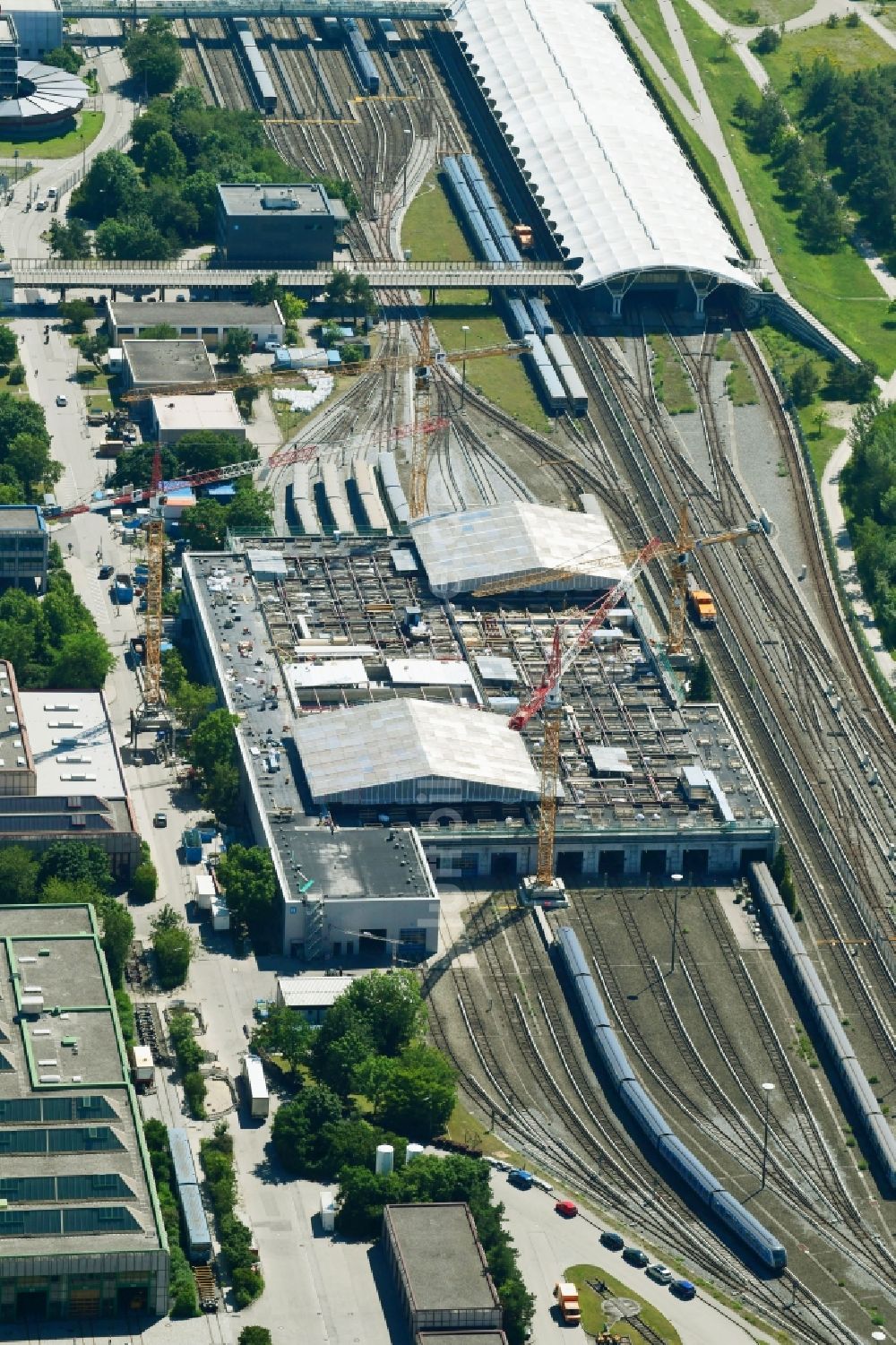 Luftbild München - Sanierung der Instandhaltungswerkstatt und Ausbesserungswerk für Zug- Waggons in München im Bundesland Bayern, Deutschland