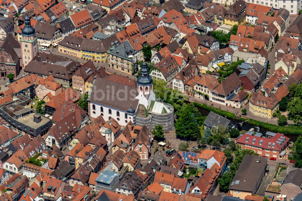 Luftbild Ettlingen - Sanierung Kirchengebäude der St. Martin Kirche in der Altstadt in Ettlingen im Bundesland Baden-Württemberg, Deutschland