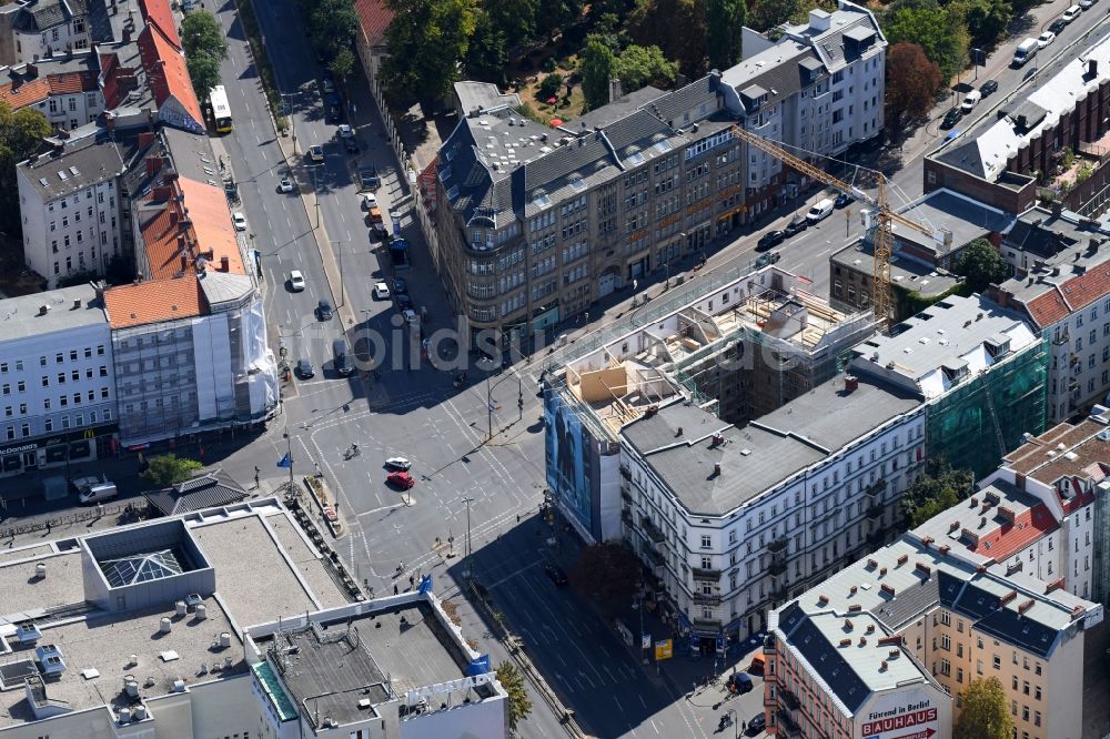 Berlin von oben - Sanierung und Modernisierung eines Mehrfamilienhaus im Ortsteil Neukölln in Berlin, Deutschland
