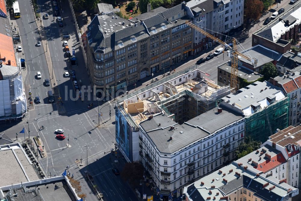 Luftbild Berlin - Sanierung und Modernisierung eines Mehrfamilienhaus im Ortsteil Neukölln in Berlin, Deutschland