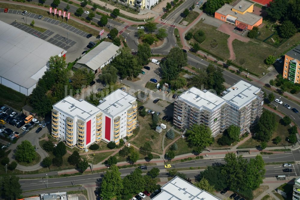 Luftaufnahme Teltow - Sanierung und Modernisierung einer Plattenbau- Hochhaus- Wohnsiedlung Mahlower - Schönower Straße in Teltow im Bundesland Brandenburg, Deutschland