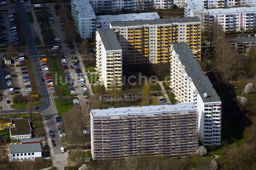 Luftaufnahme Berlin - Sanierung und Modernisierung einer Plattenbau- Hochhaus- Wohnsiedlung Vincent-van-Gogh-Straße im Ortsteil Hohenschönhausen in Berlin, Deutschland