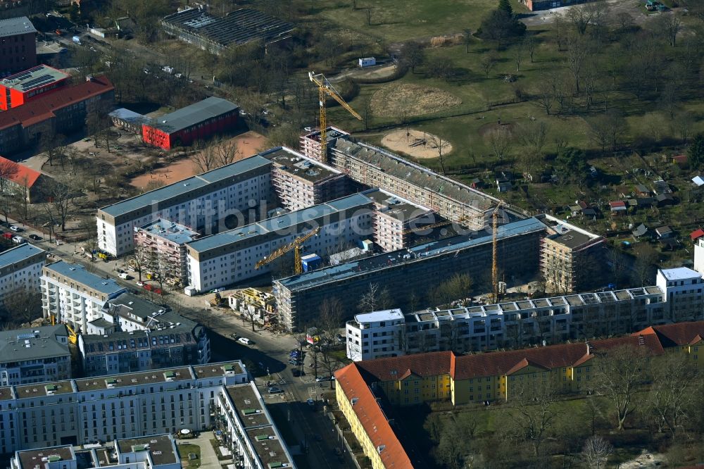 Berlin von oben - Sanierung und Modernisierung einer Reihenhau- Wohnsiedlung im Ortsteil Pankow in Berlin, Deutschland