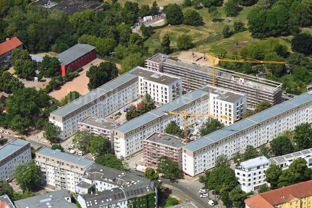 Berlin von oben - Sanierung und Modernisierung einer Reihenhau- Wohnsiedlung im Ortsteil Pankow in Berlin, Deutschland