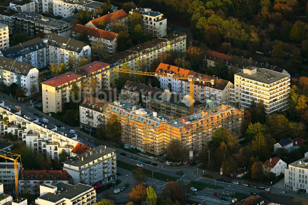 Luftaufnahme München - Sanierung und Modernisierung einer Reihenhau- Wohnsiedlung im Ortsteil Schwabing-West in München im Bundesland Bayern, Deutschland