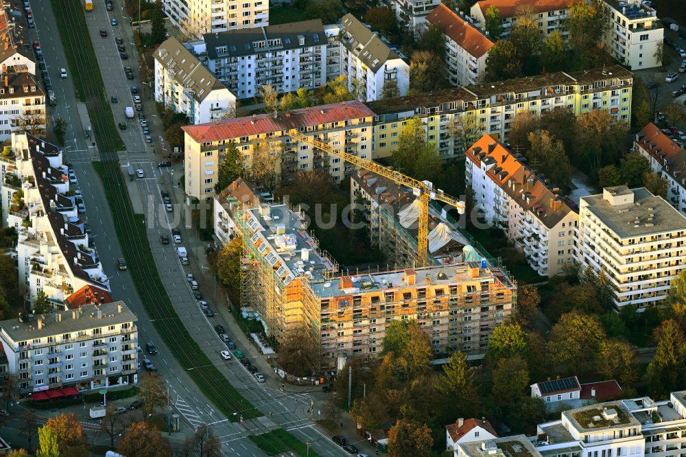 München von oben - Sanierung und Modernisierung einer Reihenhau- Wohnsiedlung im Ortsteil Schwabing-West in München im Bundesland Bayern, Deutschland