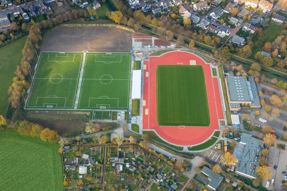Dinslaken aus der Vogelperspektive: Sanierung der Sportplatzanlagen in Dinslaken im Bundesland Nordrhein-Westfalen