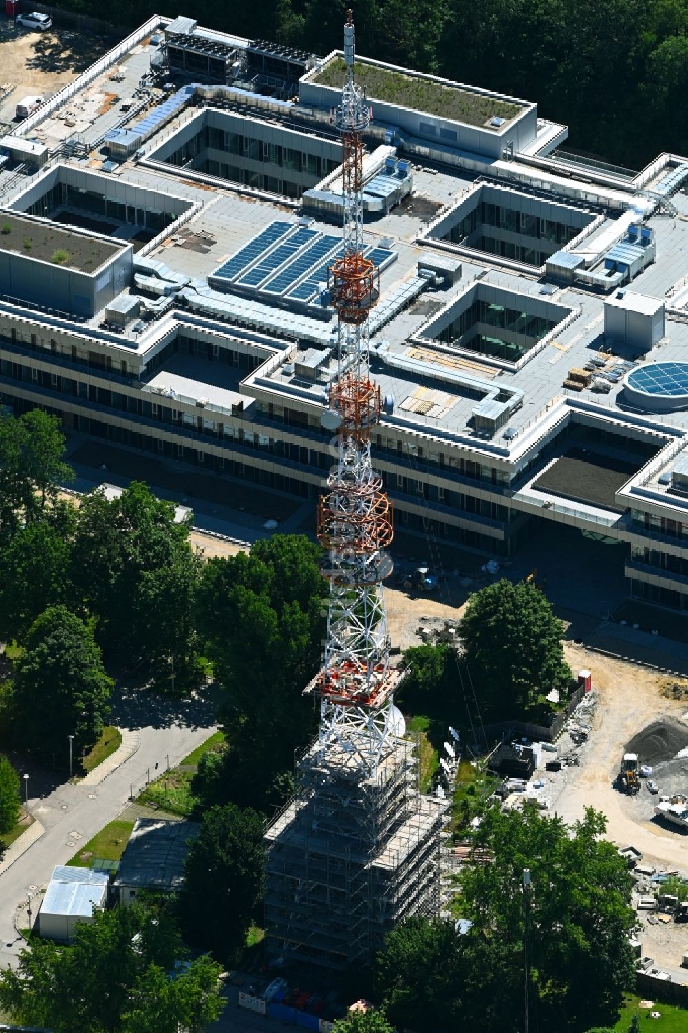 Luftbild München - Sanierung Stahlmast- Funkturm und Sendeanlage als Grundnetzsender des BR Bayerischer Rundfunk in München im Bundesland Bayern, Deutschland