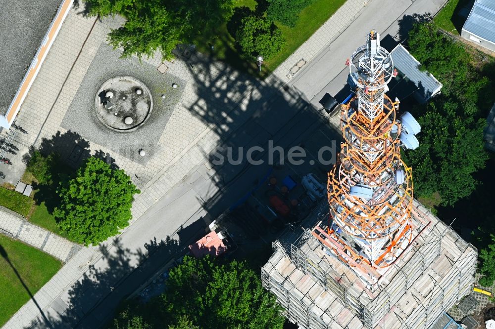 Luftbild München - Sanierung Stahlmast- Funkturm und Sendeanlage als Grundnetzsender des BR Bayerischer Rundfunk in München im Bundesland Bayern, Deutschland