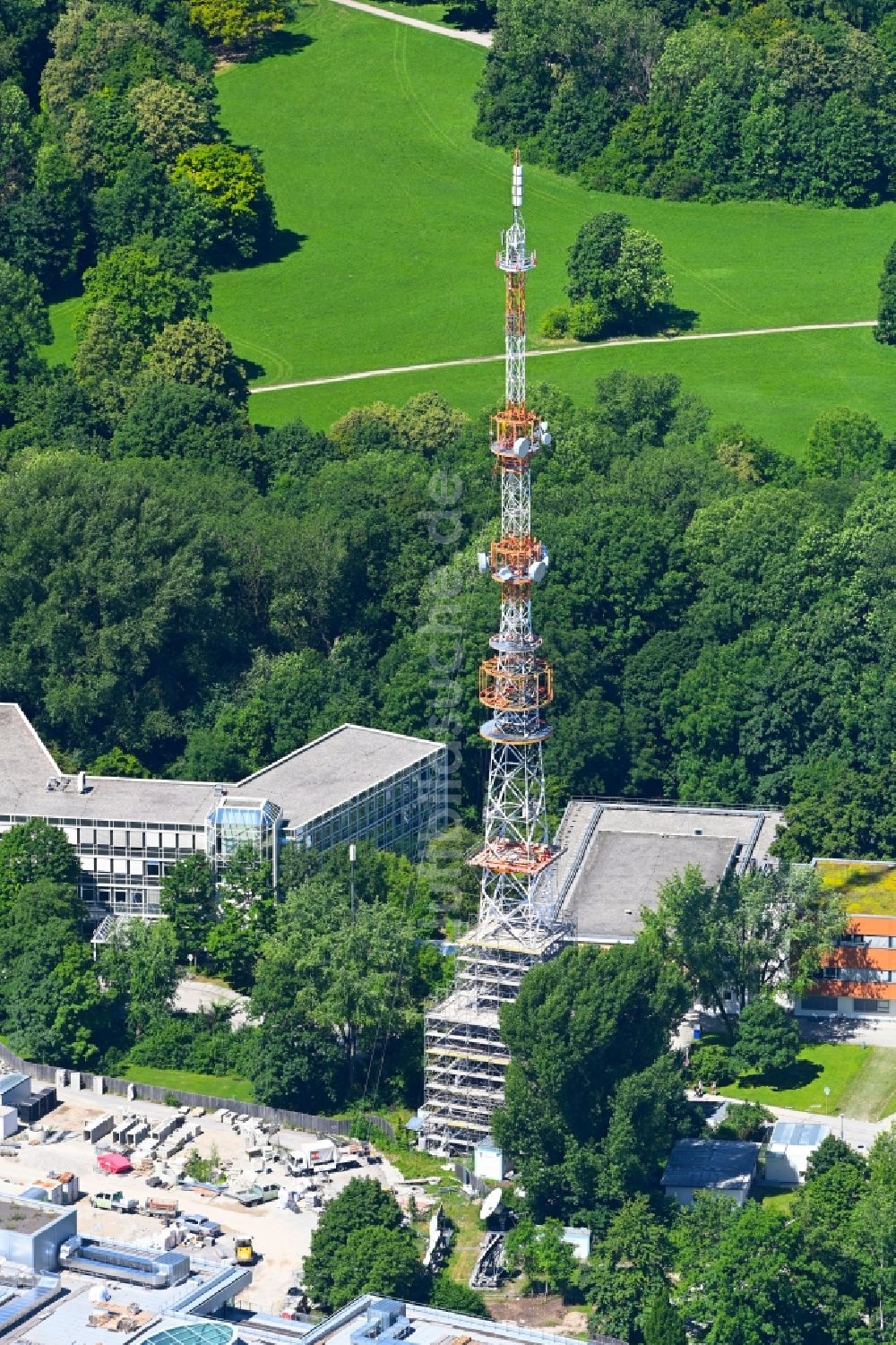 Luftaufnahme München - Sanierung Stahlmast- Funkturm und Sendeanlage als Grundnetzsender des BR Bayerischer Rundfunk in München im Bundesland Bayern, Deutschland