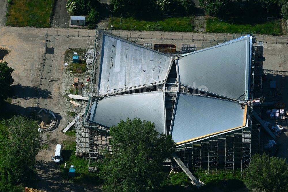 Luftaufnahme Magdeburg - Sanierung Veranstaltungshalle Hyparschale am Heinrich-Heine-Weg in Magdeburg im Bundesland Sachsen-Anhalt, Deutschland