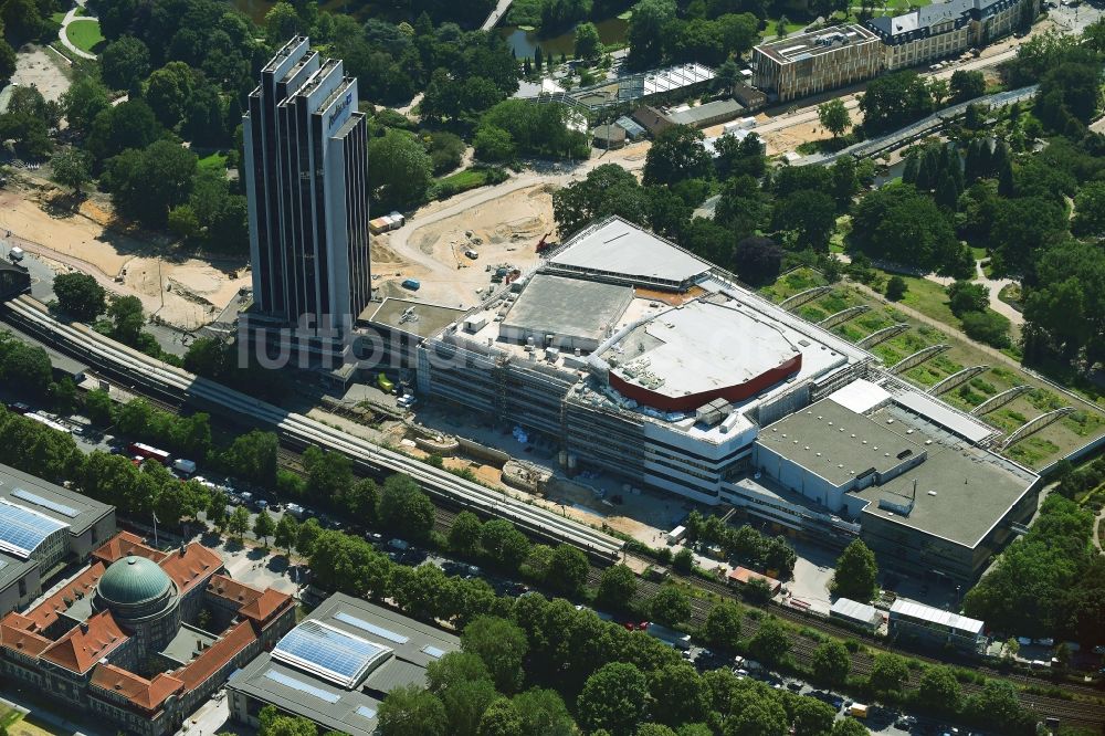 Luftbild Hamburg - Sanierungs- Baustelle des Congress Center am Hochhaus- Gebäude der Hotelanlage Radisson Blu in Hamburg, Deutschland