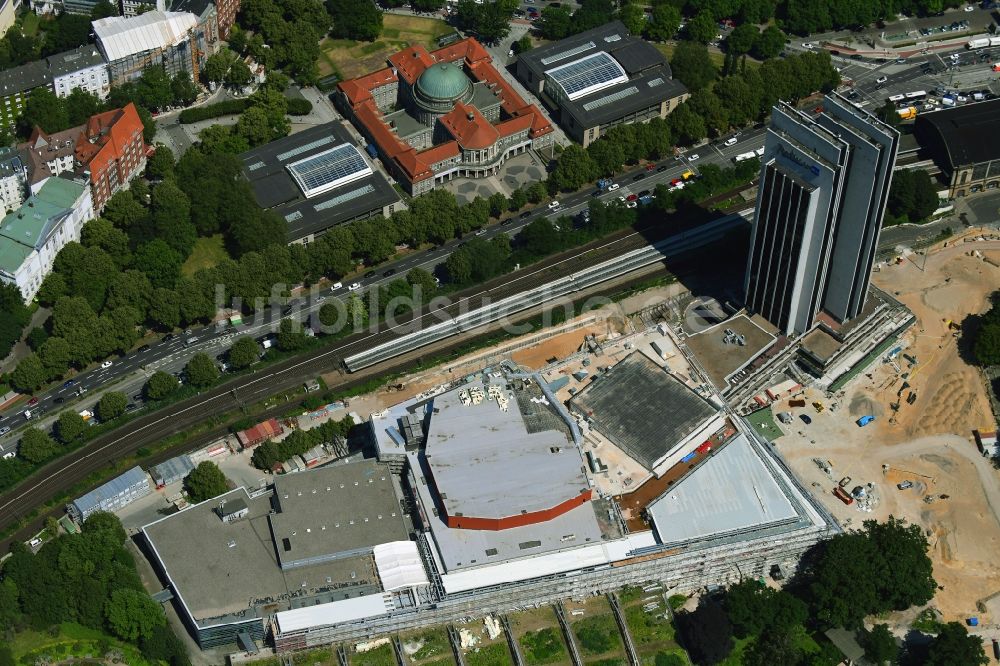 Luftaufnahme Hamburg - Sanierungs- Baustelle des Congress Center am Hochhaus- Gebäude der Hotelanlage Radisson Blu in Hamburg, Deutschland